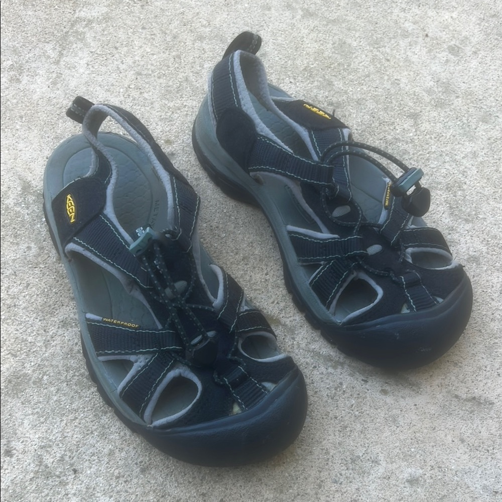 KEEN Newport H2 Closed Toe Black Water Sandal Women's Size 6